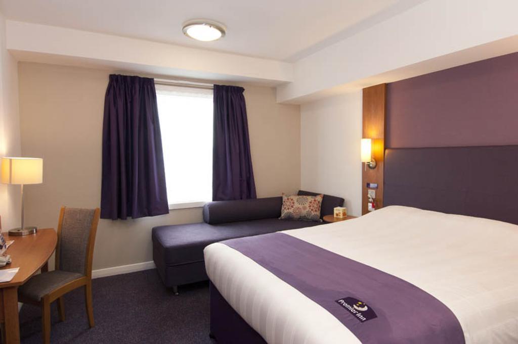 Premier Inn Cardiff Roath Exterior foto