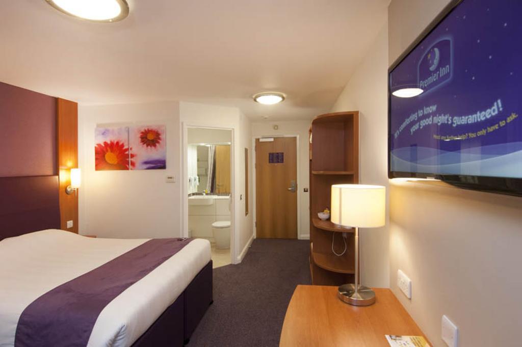 Premier Inn Cardiff Roath Exterior foto
