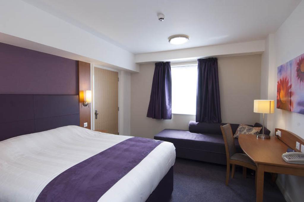 Premier Inn Cardiff Roath Exterior foto