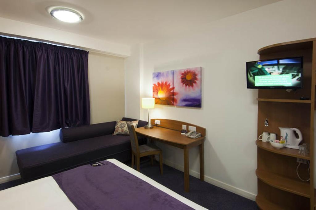 Premier Inn Cardiff Roath Exterior foto